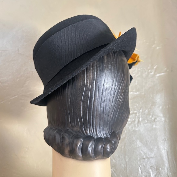 FASCINATING 1940s\' BLACK TILT/ASYMMETRICAL FEDORA + VELOUR FLOWER & FEATHER main image 10